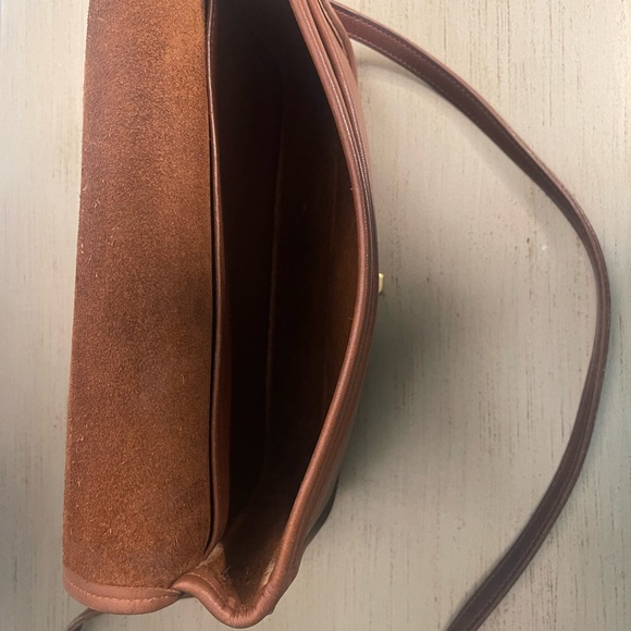 Vintage Coach Pocket Purse
Creed No M4C-9755 (1994). Made in the USA
10x6x2.5 - Picture 3 of 10